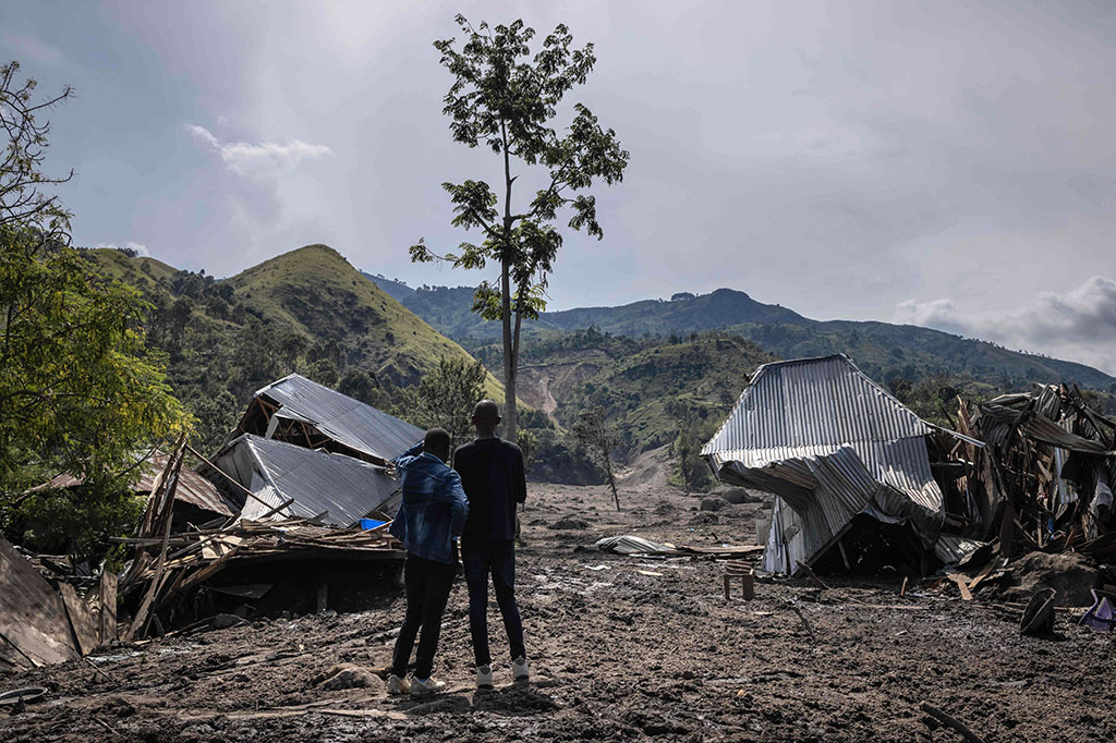 Ia mengatakan beberapa mayat yang tersapu dari desa-desa di area perbukitan hanya dikuburkan dengan daun-daun dari pohon. 