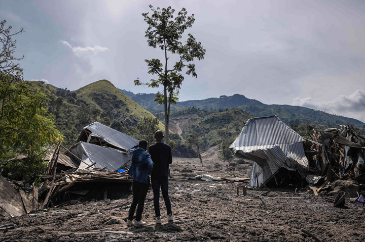 Ia mengatakan beberapa mayat yang tersapu dari desa-desa di area perbukitan hanya dikuburkan dengan daun-daun dari pohon. 