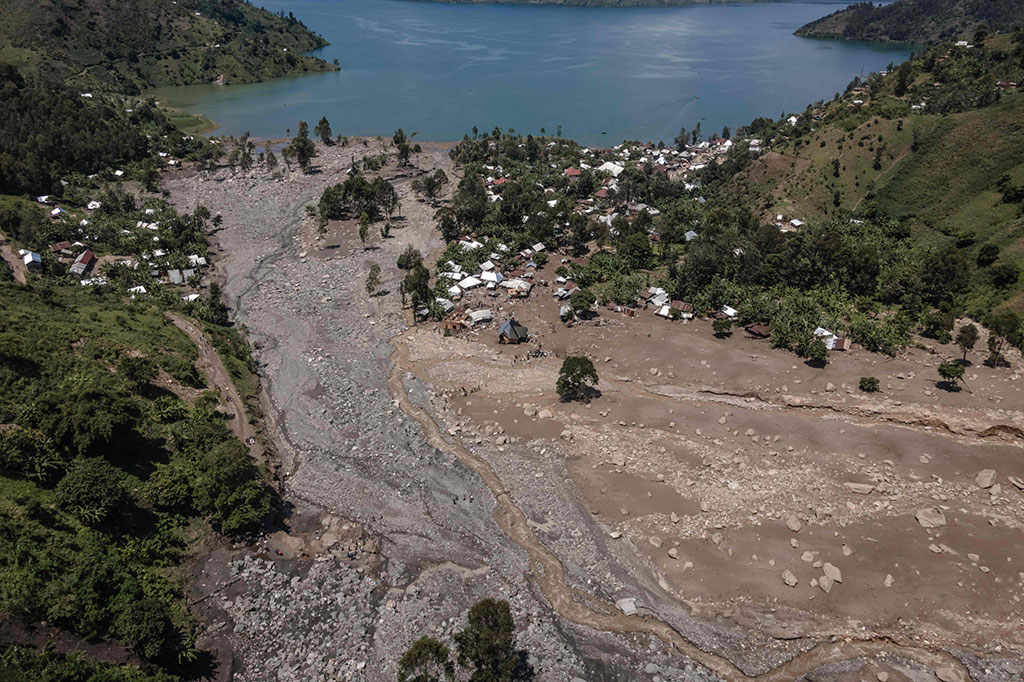 Hujan deras menyapu seluruh desa, bersama dengan ladang tanaman dan ternak, membuat masyarakat terguncang. Sekitar 5.500 orang masih hilang dan ribuan orang yang selamat kehilangan tempat tinggal.