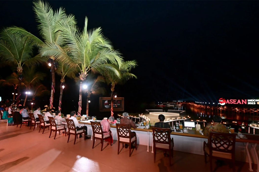 Presiden Joko Widodo dan Ibu Iriana Joko Widodo menggelar jamuan santap malam bagi para pemimpin ASEAN yang hadir di Labuan Bajo dalam rangka Konferensi Tingkat Tinggi (KTT) ke-42 ASEAN. 