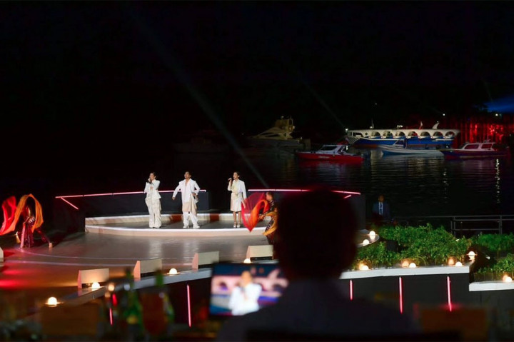 “Semoga keindahan alam dan kebaikan masyarakat setempat di sini mendorong kita untuk lebih melihat ASEAN sebagai kawasan yang damai dan stabil, serta sebagai episentrum pertumbuhan. Silakan menikmati makan malam, menikmati Labuan Bajo, dan menikmati pertunjukan,” tutup Presiden.