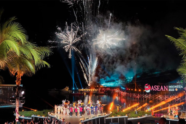 Selain itu tampil juga penyanyi Andmesh Kamaleng, Dian Sorowea, grup musik RAN, Gamaliel-Audrey-Cantika (GAC), RDP Generation, hingga penyanyi dangdut Happy Asmara. Persembahan lagu Gemu Fa Mi Re yang dibawakan oleh seluruh penyanyi dengan penampilan atraksi kembang api di belakangnya menjadi penutup hiburan pada jamuan santap malam tersebut.