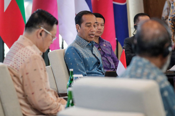 Presiden Joko Widodo (Jokowi) mengajak Perhimpunan Bangsa-Bangsa Asia Tenggara (ASEAN) untuk bekerja sama mengurangi ketegangan di Indo-Pasifik, yang mencakup Asia Pasifik dan Samudera Hindia.