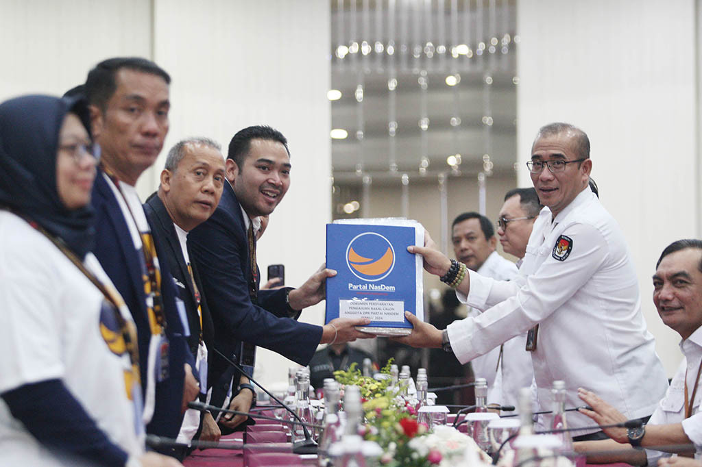 Pewarta ANTARA di Kantor KPU RI melaporkan berkas tersebut diterima langsung oleh Ketua KPU RI Hasyim Asyari dari Ketua Koordinator Badan Pemenangan Pemilu (Bapilu) DPP Partai Nasdem Prananda Surya Paloh di Ruang Sidang Utama, Kantor KPU RI, Jakarta, Kamis, 11 Mei 2023 sekitar pukul 12.10 WIB.
