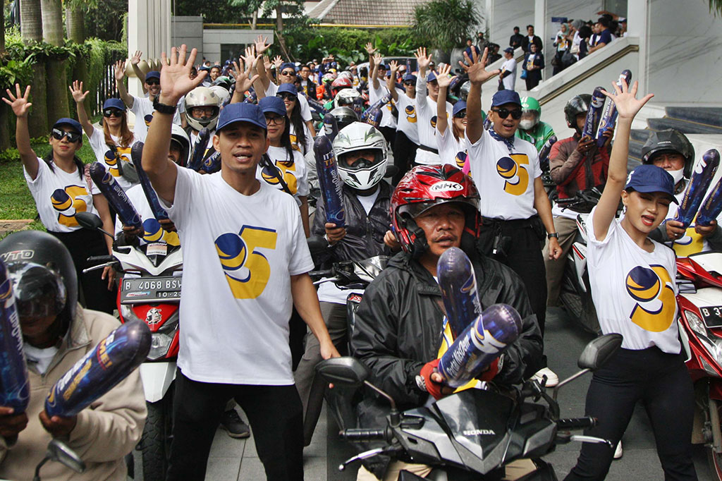 Parade juga diikuti 75 sayap partai yang menggunakan kaus berwarna putih dan topi biru dengan angka 5 yang merupakan nomor urut NasDem di Pemilu 2024.