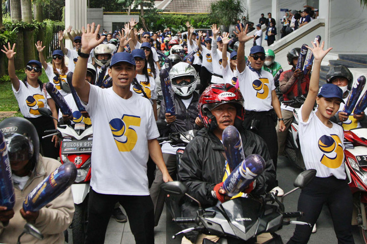 Parade juga diikuti 75 sayap partai yang menggunakan kaus berwarna putih dan topi biru dengan angka 5 yang merupakan nomor urut NasDem di Pemilu 2024.