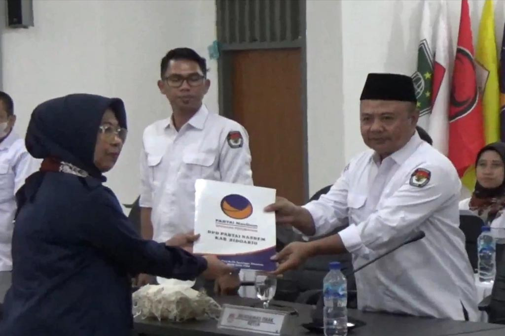 DPD Partai NasDem Sidoarjo mendaftarkan 50 bacalegnya ke KPUD Sidoarjo, Kamis, 11 Mei 2023 siang, di mana 20 persennya adalah dari kaum perempuan.