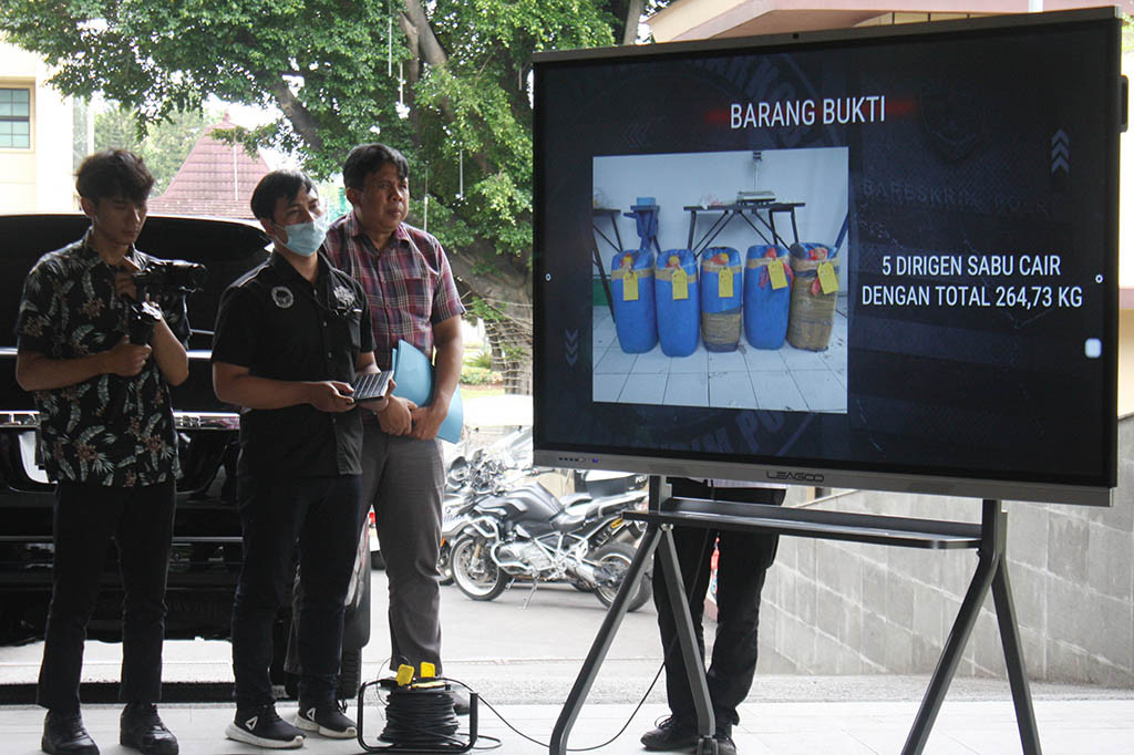 Dalam pengungkapan tersebut, penyidik menangkap satu warga negara Iran berinisial NB Bin MN bertindak selaku kurir yang membawa sabu dalam bentuk cair dari negaranya menuju Indonesia. Sabu cair dibawa menggunakan lima jerigen, total berat 264,73 kilogram, apabila diekstrak akan menghasilkan 750 kg sabu kristal.