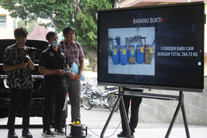 Dalam pengungkapan tersebut, penyidik menangkap satu warga negara Iran berinisial NB Bin MN bertindak selaku kurir yang membawa sabu dalam bentuk cair dari negaranya menuju Indonesia. Sabu cair dibawa menggunakan lima jerigen, total berat 264,73 kilogram, apabila diekstrak akan menghasilkan 750 kg sabu kristal.