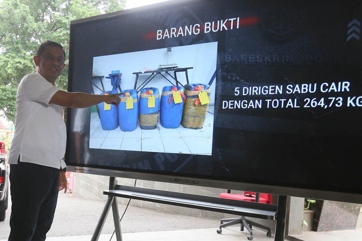 Tersangka WNA Iran membawa sabu cair dari Iran menggunakan mother vessel (jenis kapal yang berfungsi pusat pengolahan atau pemrosesan). Lalu dari mother vessel, tersangka melanjutkan perjalanan ke perairan Indonesia
menggunakan speedboat (kapal cepat) namun diperjalanan kapalnya mengalami gangguan dan dibantu oleh nelayan sekitar wilayah Banten.