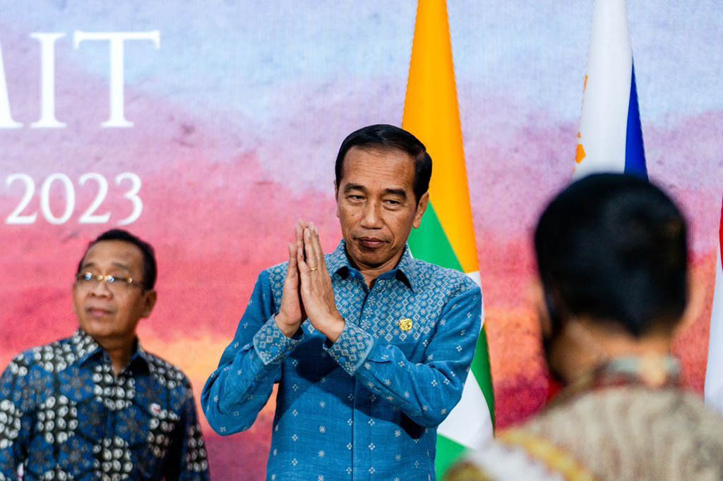 Kedua, para pemimpin memberikan perhatian terhadap penyelesaian konflik Myanmar. Presiden Jokowi menegaskan, pencederaan terhadap nilai-nilai kemanusiaan tidak bisa ditoleransi. Presiden juga mengingatkan agar ASEAN melibatkan semua pemangku kepentingan sesuai dengan lima kesepakatan sebelumnya atau Five-Point Consensus.