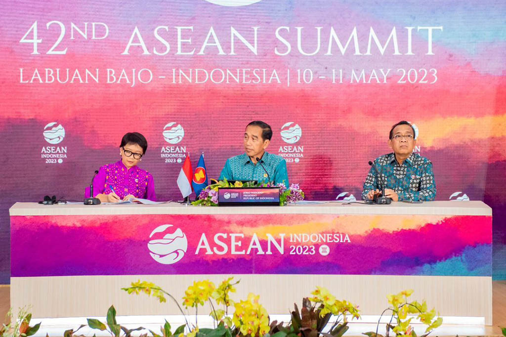 Pertama, para pemimpin ASEAN memberikan perhatian penuh terhadap hal-hal yang berkaitan dengan kepentingan rakyat, termasuk perlindungan pekerja migran dan korban perdagangan manusia.