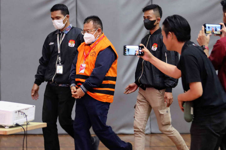 Tanak mengatakan awalnya ada dua orang tersangka yang akan dilakukan penahanan hari ini, yakni Trisna Sutisna dan mantan Direktur Utama PT Amarta Karya Catur Prabowo. Akan tetapi, tersangka Catur Prabowo mangkir dari panggilan penyidik KPK dengan alasan sakit.