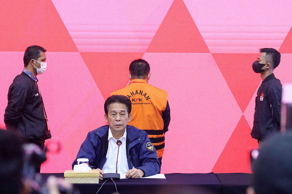 Atas perbuatannya kedua tersangka dijerat dengan Pasal 2 ayat (1) atau Pasal 3 Undang-Undang Nomor 31 Tahun 1999 sebagaimana telah diubah dengan Undang-Undang Nomor 20 Tahun 2001 tentang Pemberantasan Tindak Pidana Korupsi jo Pasal 55 ayat (1) ke-1 KUHP.