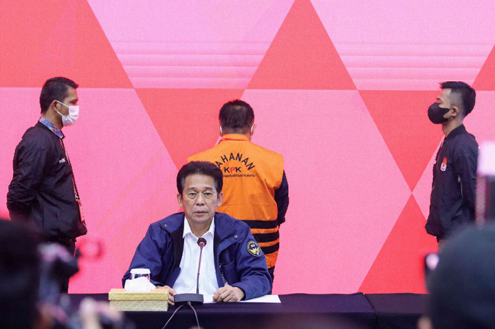 Atas perbuatannya kedua tersangka dijerat dengan Pasal 2 ayat (1) atau Pasal 3 Undang-Undang Nomor 31 Tahun 1999 sebagaimana telah diubah dengan Undang-Undang Nomor 20 Tahun 2001 tentang Pemberantasan Tindak Pidana Korupsi jo Pasal 55 ayat (1) ke-1 KUHP.