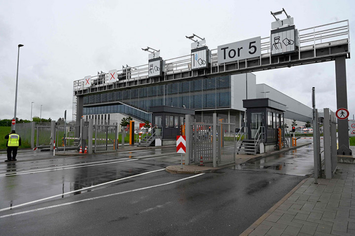 Seorang pria melepaskan tembakan di ruang produksi di sebuah pabrik Mercedes di Jerman pada hari Kamis, 11 Mei 2023 menewaskan dua orang, kata polisi, menambahkan tersangka telah ditangkap.