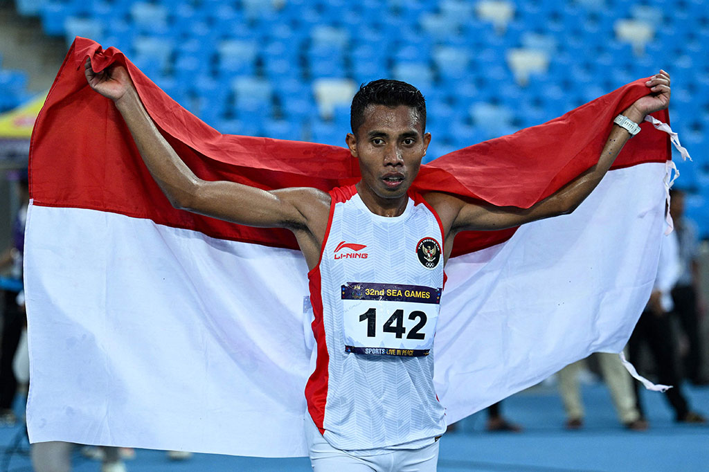 Atlet pelari Indonesia Rikki Marthin Simbolon melakukan selebrasi usai merebut medali emas pada nomor lari 10.000 meter putra SEA Games 2024, di Morodok Techo National Stadium, Phnom Penh, Kamboja, Kamis, 11 Mei 2023.