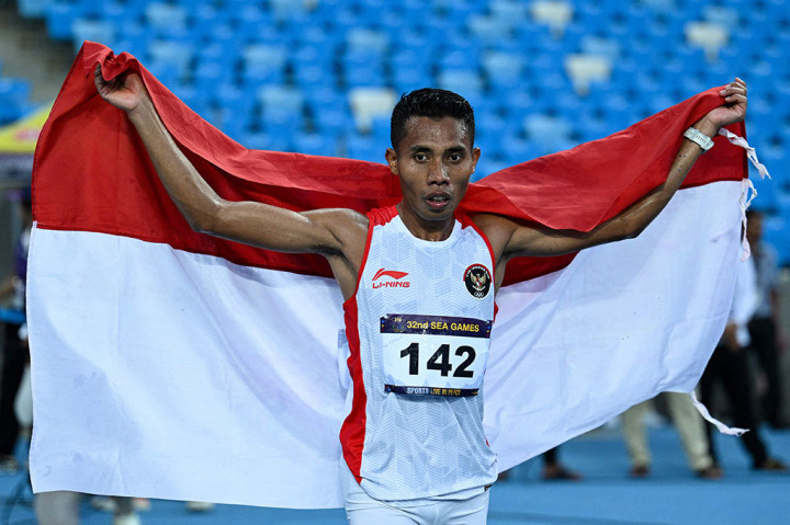 Atlet pelari Indonesia Rikki Marthin Simbolon melakukan selebrasi usai merebut medali emas pada nomor lari 10.000 meter putra SEA Games 2024, di Morodok Techo National Stadium, Phnom Penh, Kamboja, Kamis, 11 Mei 2023.
