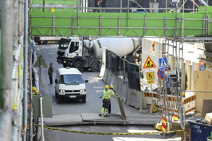 Buruh bekerja di lokasi kecelakaan di mana sekitar 27 orang, sebagian besar anak-anak, terluka pada Kamis, 11 Mei 2023 di Espoo, Finlandia, ketika sebuah jembatan penyeberangan runtuh.