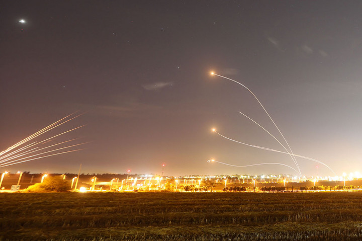 Tentara Israel dan gerilyawan Gaza saling tembak-menembak lintas perbatasan semalam, dengan setidaknya 22 warga Palestina tewas selama dua hari dalam eskalasi kekerasan terburuk yang melanda wilayah pesisir dalam beberapa bulan.