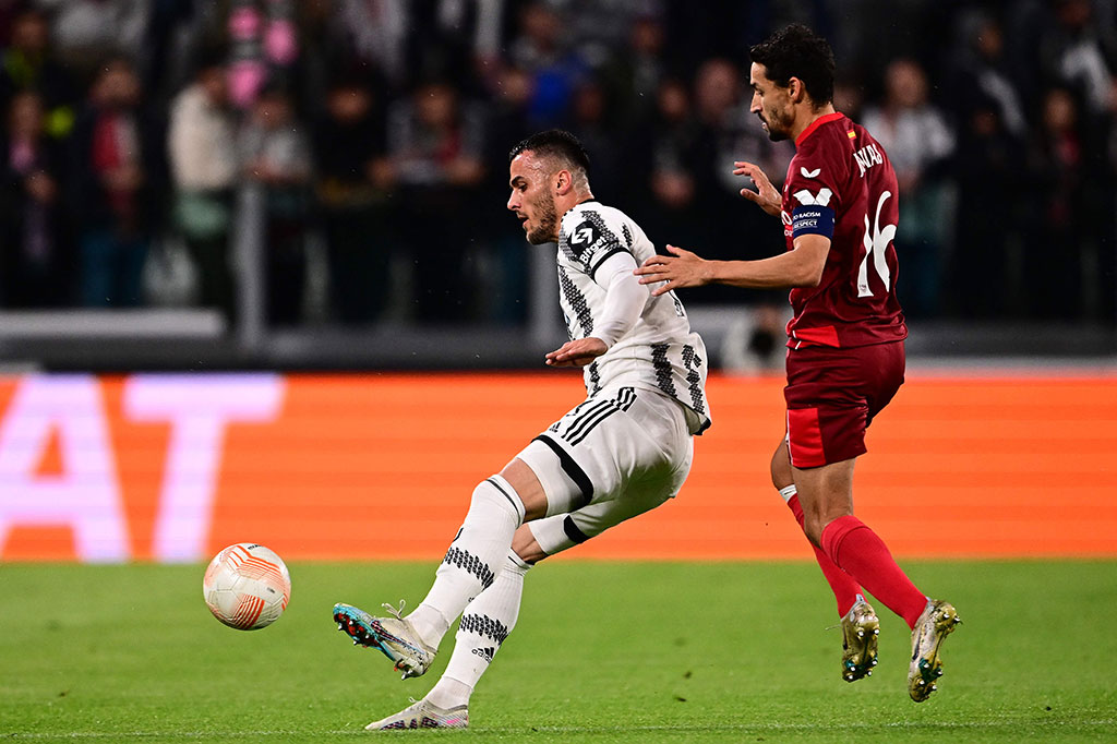 Bianconeri memiliki peluang bagus pada menit ke-11. Lolos dari jebakan offside, Filip Kostic kemudian menggiring bola ke kotak penalti sebelum melepaskan tembakan. Namun sayang arah bola masih melebar.