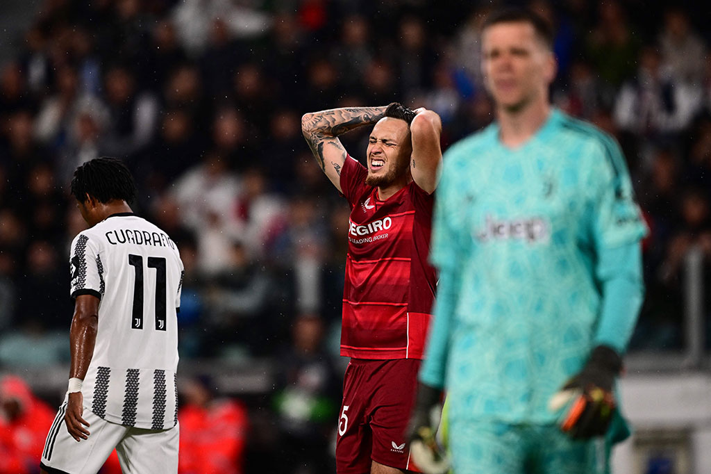 Sevilla balas mengancam pada menit ke-13. Lucas Ocampos menang duel udara dengan Alex Sandor, tetapi bola sundulannya masih bisa ditangkap kiper Wojciech Szczesny.
