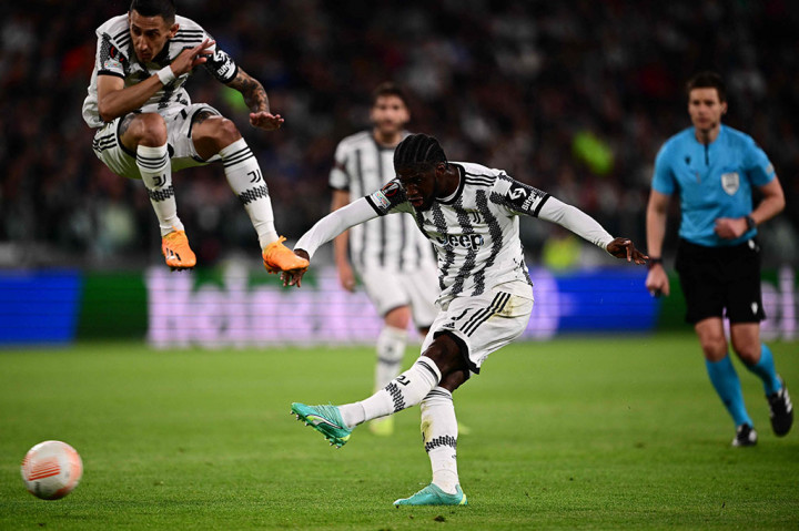 Juventus memulai babak kedua dengan lebih agresif dengan memasukkan Samuel Iling-Junior dan Federico Chiesa. Iling-Junior kemudian menciptakan peluang lewat tembakan pada menit ke-63. Sayangnya arah bola masih bisa dibaca kiper Sevilla, Bono.