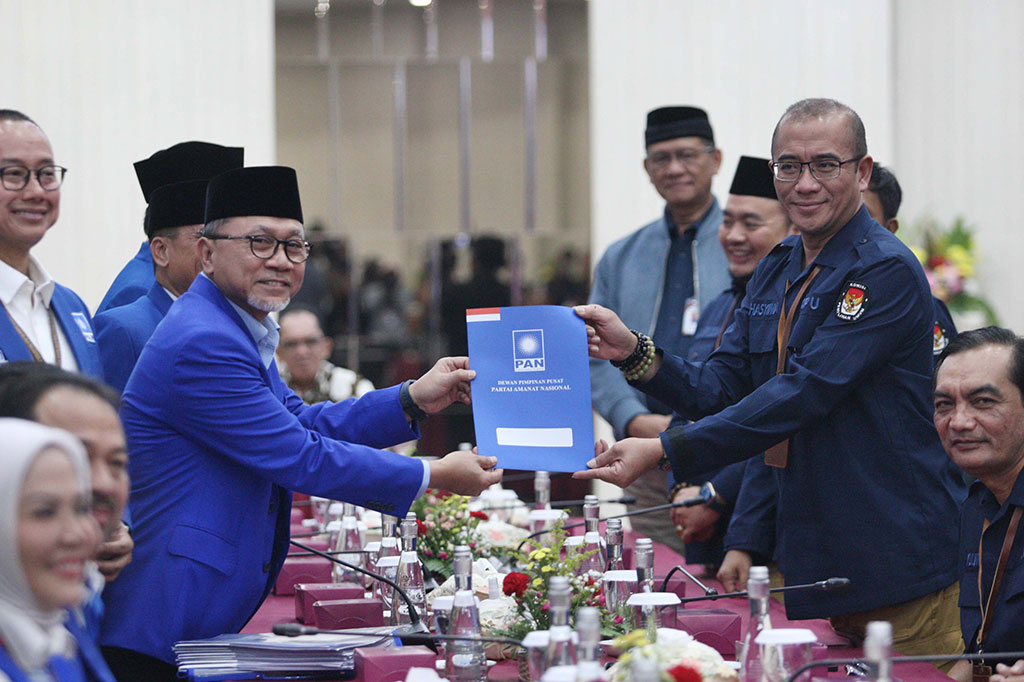 Berkas tersebut diterima langsung oleh Ketua KPU RI Hasyim Asy'ari dari Ketua Umum (Ketum) PAN Zulkifli Hasan atau akrab disapa Zulhas di Ruang Sidang Utama, Kantor KPU RI, Jakarta.