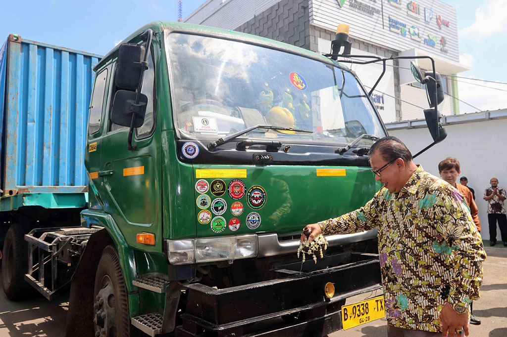Direktur Utama Pangansari Food Resources (PUFR) Maghfur Lasah, melepas armada produk, di Kantor PUFR, Jakarta, Jumat.