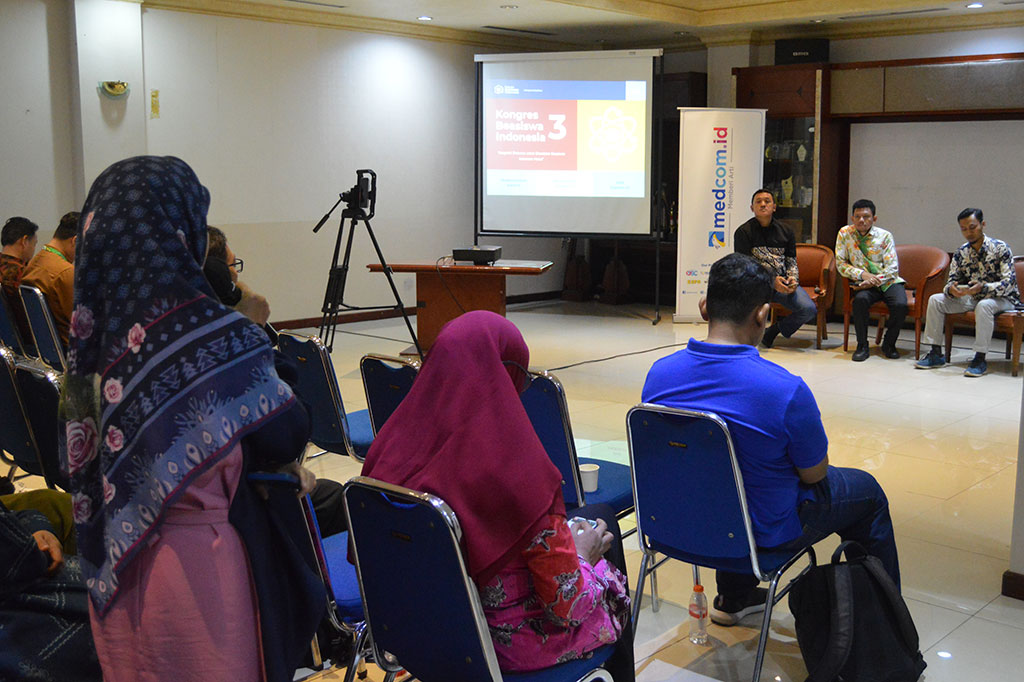 Silaturahmi dan Halal Bihalal Forum Beasiswa Indonesia juga diisi sesi tanya jawab dengan nara sumber Perwakilan dari Perhimpunan Pelajar Indonesia Dunia (PPI Dunia) Khoirul Anam didampingi M Saefudin dari Lembaga Pengembangan Insani (LPI) Dompet Dhuafa dan Herfindo Satria Gading Sekretaris Surya Edukasi Bangsa Foundation.