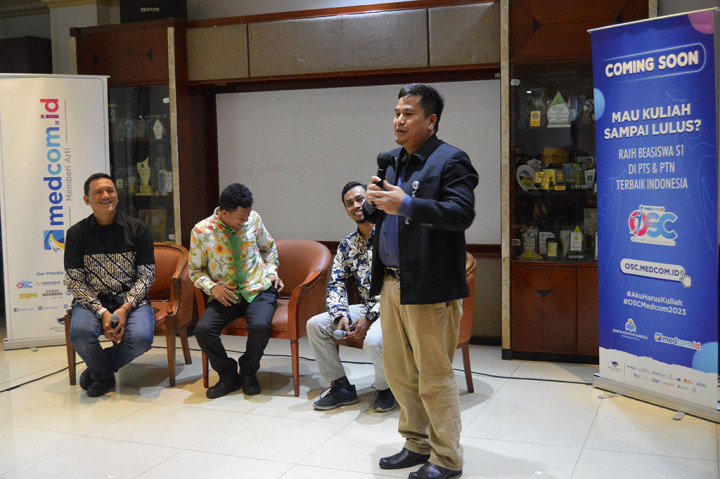 Rafdinal, Plt Dirjen PPDT Kementerian Desa, Pembangunan Daerah Tertinggal Dan Transmigrasi RI, berbicara di depan peserta Silaturrahmi dan Halal Bihalal Forum Beasiswa Indonesia di kantor Media Group.