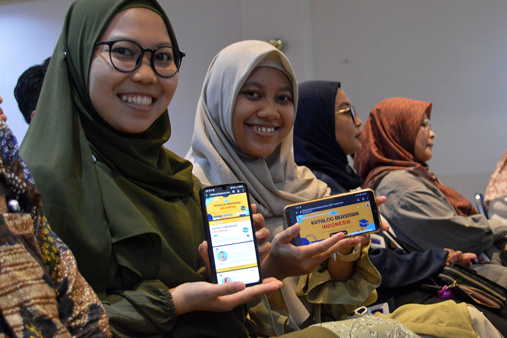Peserta membuka link Katalog Beasiswa Indonesia yang diluncurkan oleh Ketua Forum Beasiswa Indonesia Sri Nur Hidayah ketika acara Silaturrahmi dan Halal Bihalal Forum Beasiswa Indonesia.