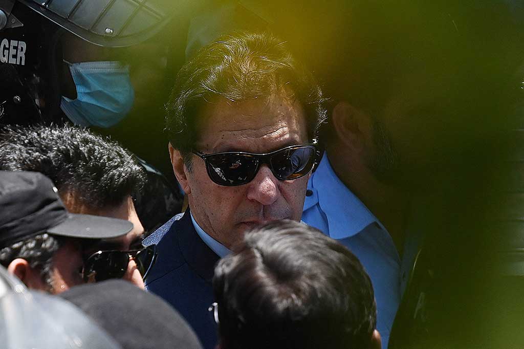 Mantan Perdana Menteri Pakistan Imran Khan dibebaskan dengan jaminan oleh Pengadilan Tinggi Islamabad pada Jumat, 12 Mei 2023, setelah penangkapannya atas tuduhan korupsi minggu ini memicu bentrokan mematikan sebelum dinyatakan ilegal.
