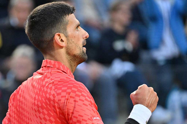 Petenis Serbia Novak Djokovic melakukan selebrasi usai melaju ke babak ketiga Italian Open, Jumat, 12 Mei 2023.