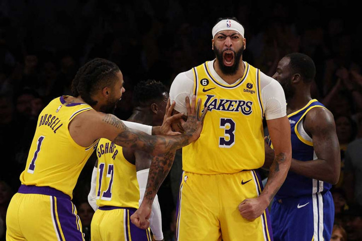 Los Angeles Lakers menyingkirkan juara bertahan NBA musim 2022 Golden State Warriors dengan kemenangan 4-2 pada gim keenam babak Semifinal NBA Wilayah Barat yang digelar di Crypto.com Arena Los Angeles, Sabtu, 13 Mei 2023 WIB.
