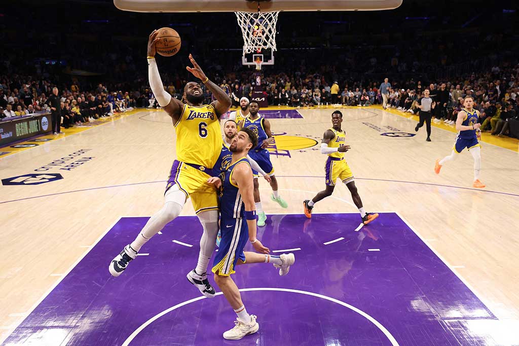 LeBron James mencetak skor tertinggi untuk Lakers dengan 30 poin, sembilan assist, dan sembilan rebound. Nyaris mencatatkan triple-double.