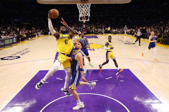 LeBron James mencetak skor tertinggi untuk Lakers dengan 30 poin, sembilan assist, dan sembilan rebound. Nyaris mencatatkan triple-double.