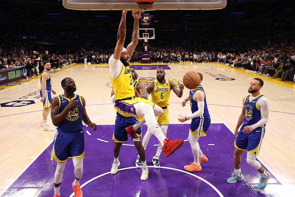 Big man Lakers, Anthony Davis kembali tampil gemilang dengan catatan 17 poin, 20 rebound, tiga assist, dan dua block. Umpan tinggi dari James yang disambar oleh Davis yang kemudian melakukan dunk dengan keras, berkali-kali dipertontonkan oleh duo Lakers tersebut.