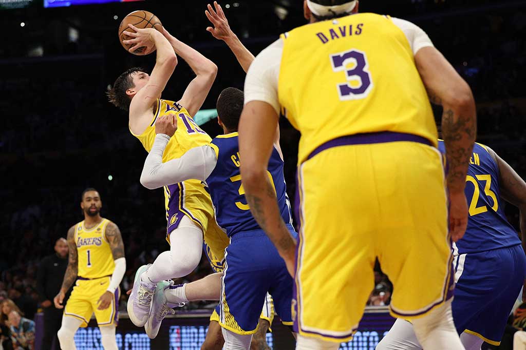 Anthony Reaves menambahkan 23 poin, D'Angelo Russel 19 poin, dan Loonie Walker IV 13 poin.