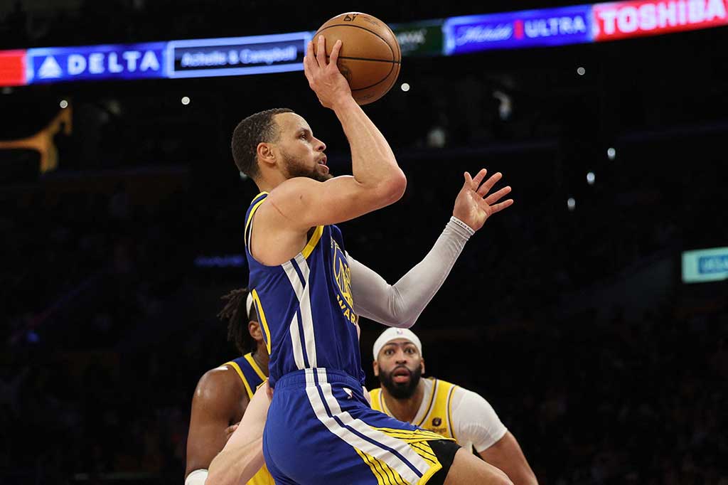 Sementara di tim juara bertahan, Stephen Curry yang selalu tampil gemilang bak bermain sendiri bagi Warriors. Curry mencetak skor tertinggi dengan 32 poin, umpan paling banyak bagi timnya dengan lima assist, dan block terbanyak dengan dua block.