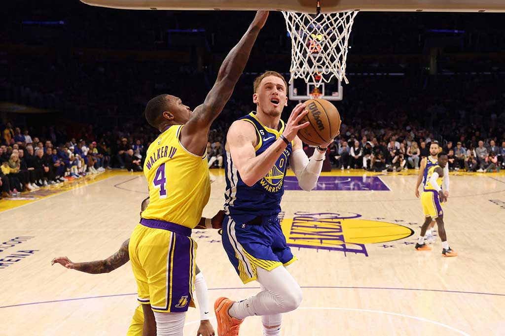 Pemain lain yang mencetak lebih dari 10 poin hanyalah Donte DiVincenzo dengan 16 poin. Bahkan Klay Thompson yang tercatat sebagai penembak tiga angka paling subur di musim reguler NBA 2022-2023 hanya mampu mencetak delapan poin.