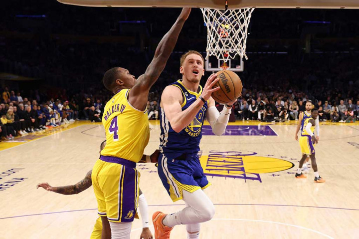 Pemain lain yang mencetak lebih dari 10 poin hanyalah Donte DiVincenzo dengan 16 poin. Bahkan Klay Thompson yang tercatat sebagai penembak tiga angka paling subur di musim reguler NBA 2022-2023 hanya mampu mencetak delapan poin.