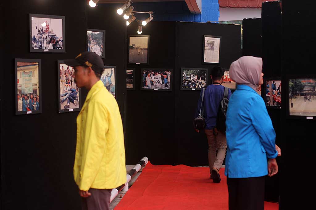 Pengunjung melihat-lihat foto yang dipamerkan di Graha PENA 98, Menteng, Jakarta Pusat. Sebanyak 250 Foto dipamerkan dalam rangka 25 Tahun Reformasi di tempat tersebut.