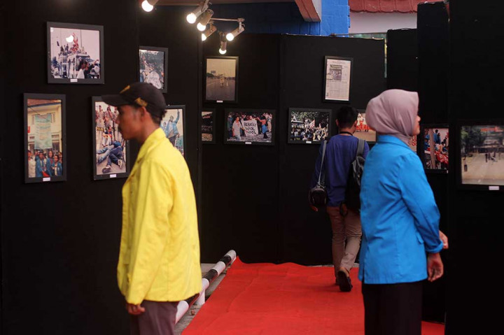 Pengunjung melihat-lihat foto yang dipamerkan di Graha PENA 98, Menteng, Jakarta Pusat. Sebanyak 250 Foto dipamerkan dalam rangka 25 Tahun Reformasi di tempat tersebut.