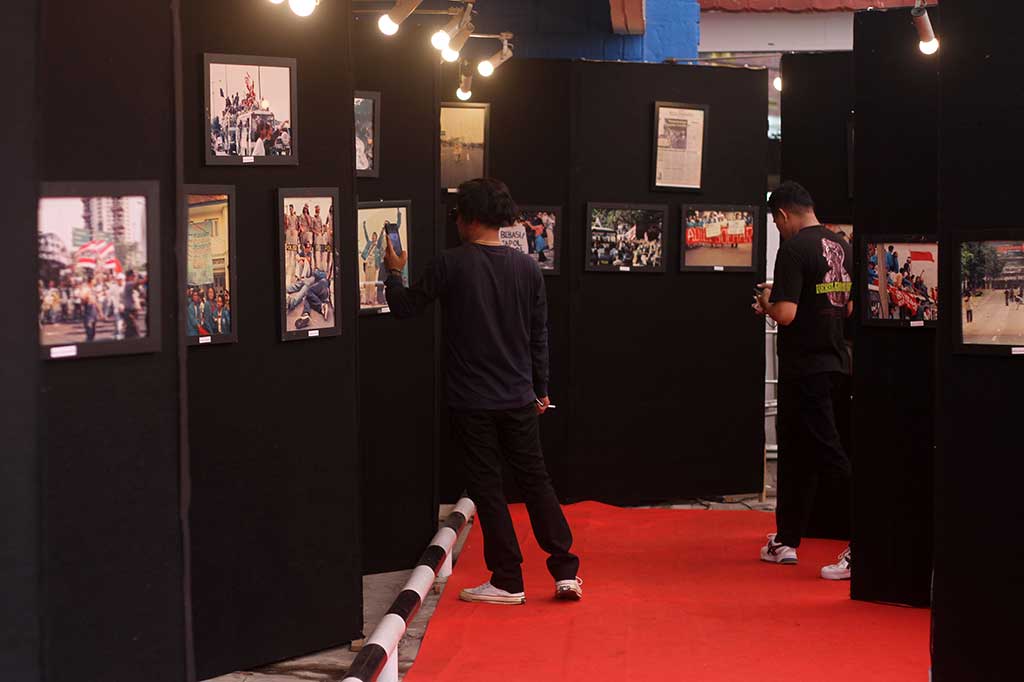 Foto-foto yang dipamerkan tersebut memuat peristiwa sejarah pergerakan mahasiswa 1998.