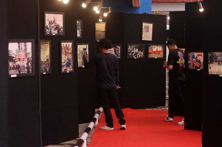 Foto-foto yang dipamerkan tersebut memuat peristiwa sejarah pergerakan mahasiswa 1998.