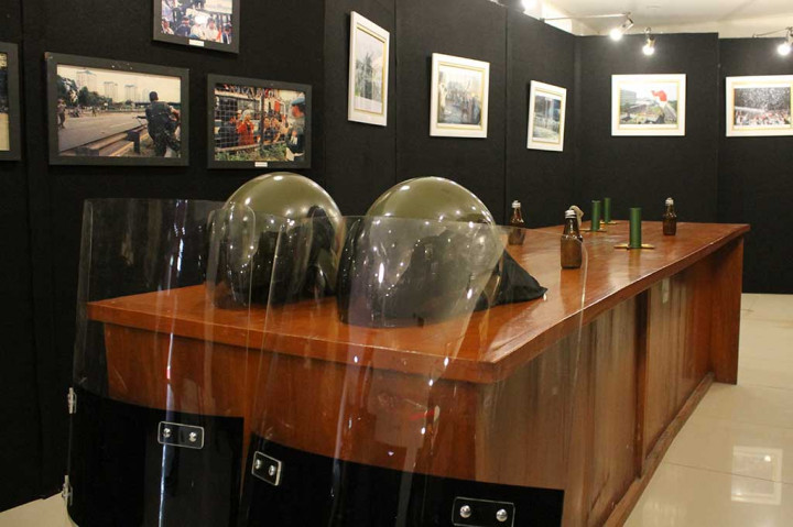 Selain foto, sejumlah barang yang menjadi bukti sejarah milik massa dan atribut aparat keamanan seperti helm, slongsong peluru, tameng dan juga bom molotov juga dipamerkan. 