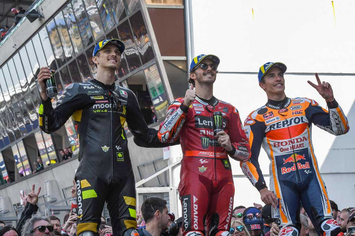Pembalap asal Italia itu menorehkan catatan waktu tercepat dengan raihan 1 menit 30,705 detik. Sementara Marc Marquez di peringkat kedua dengan selisih hanya 0,058 detik.