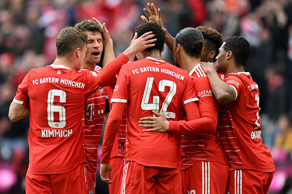 Bayern Muenchen menutup pertandingan dengan kemenangan 6-0 usai Noussair Mazraoui membobol gawang dari Schalke setelah memanfaatkan umpan Sadio Mane\ pada menit ke-90+2.