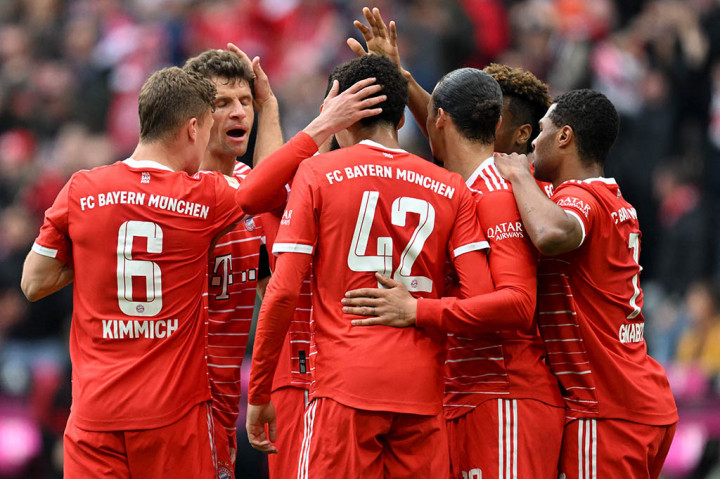 Bayern Muenchen menutup pertandingan dengan kemenangan 6-0 usai Noussair Mazraoui membobol gawang dari Schalke setelah memanfaatkan umpan Sadio Mane\ pada menit ke-90+2.